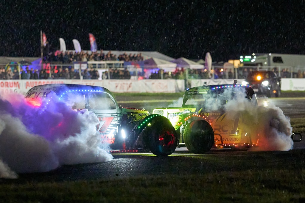 Der plejer at være fri leg blandt Legend-kørerne, når finalen er overstået ved Night Race.
(Foto: Stumpphoto)
